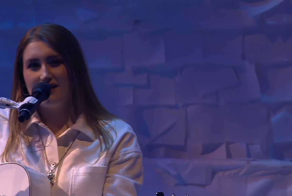 daviditsme_cat's tweet photo. aquesta dona em representa amb els exàmens finals. l’habitació igual de POST ITS. #Eurovision https://t.co/8emYTatjNr