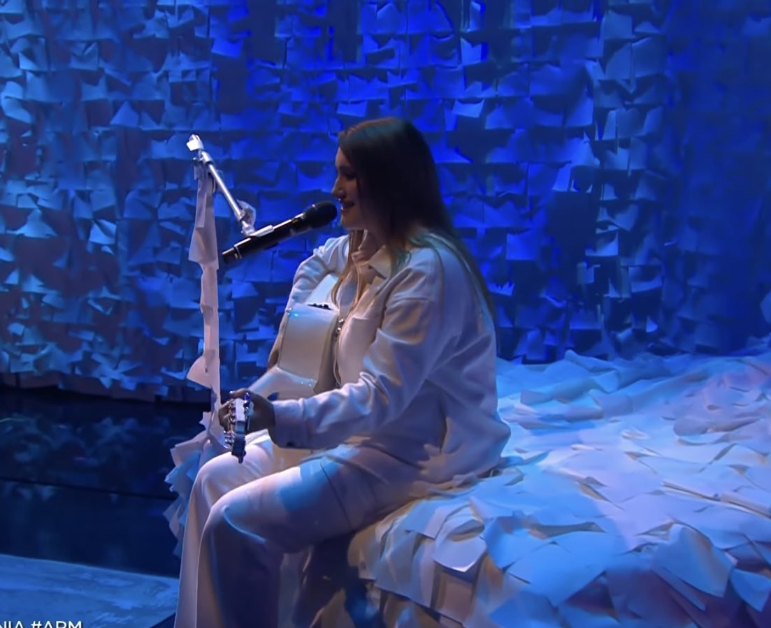 daviditsme_cat's tweet photo. aquesta dona em representa amb els exàmens finals. l’habitació igual de POST ITS. #Eurovision https://t.co/8emYTatjNr