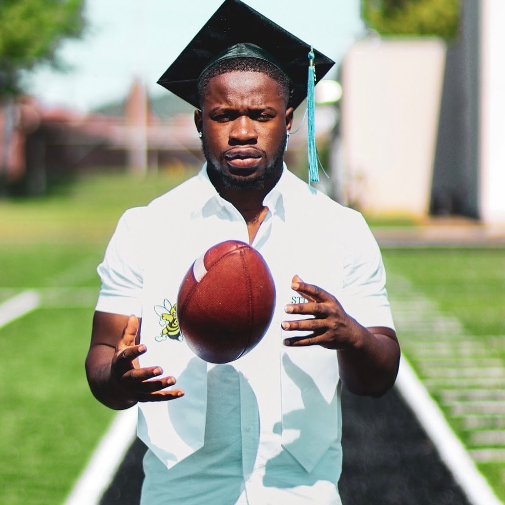 MotionManQ1's tweet photo. Beat the odds when they was all stacked against me I’m the golden child fr ⭐️👨🏾‍🎓 #collegegraduate 
•
📸: @geev2.studios https://t.co/JaxmVETkJI