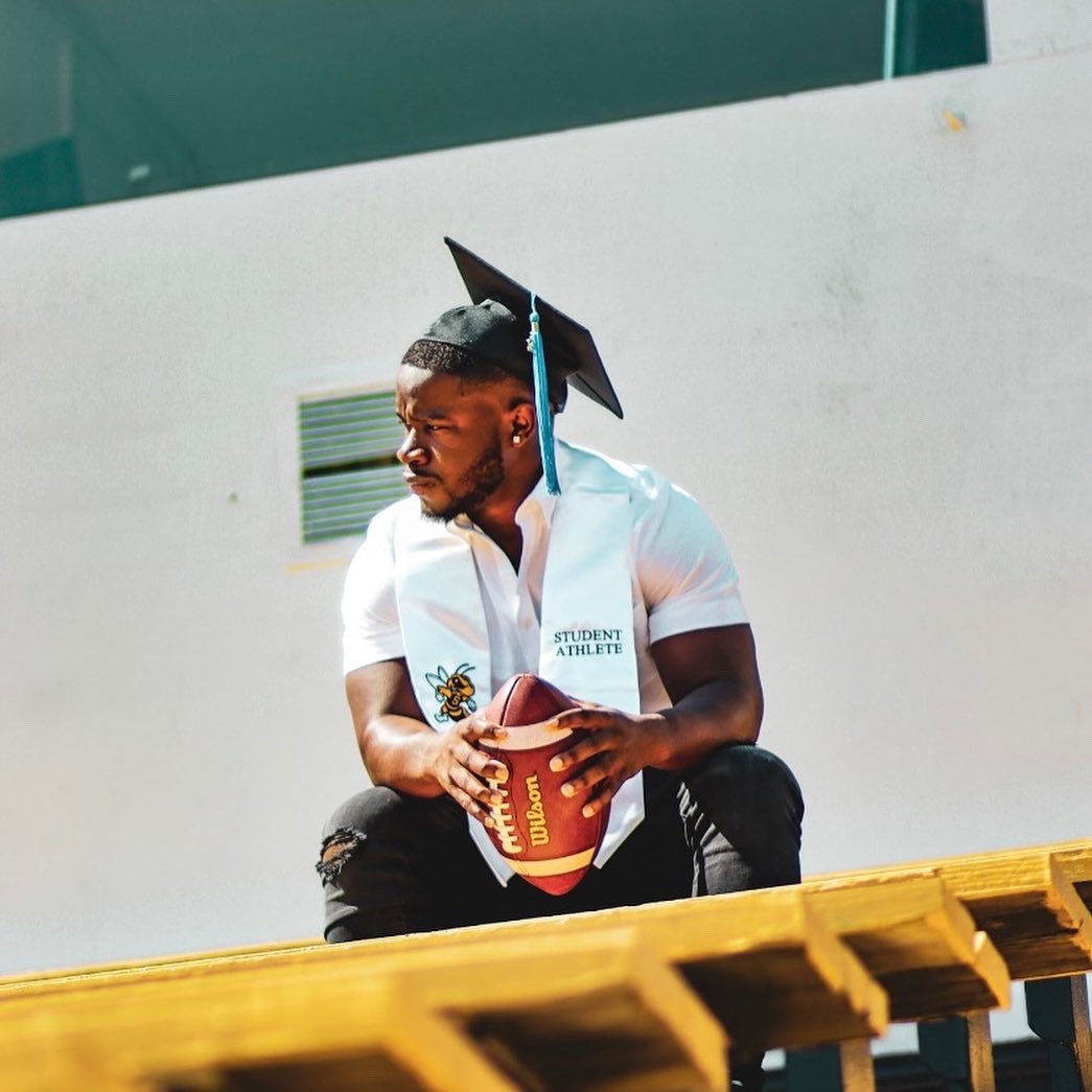 MotionManQ1's tweet photo. Beat the odds when they was all stacked against me I’m the golden child fr ⭐️👨🏾‍🎓 #collegegraduate 
•
📸: @geev2.studios https://t.co/JaxmVETkJI