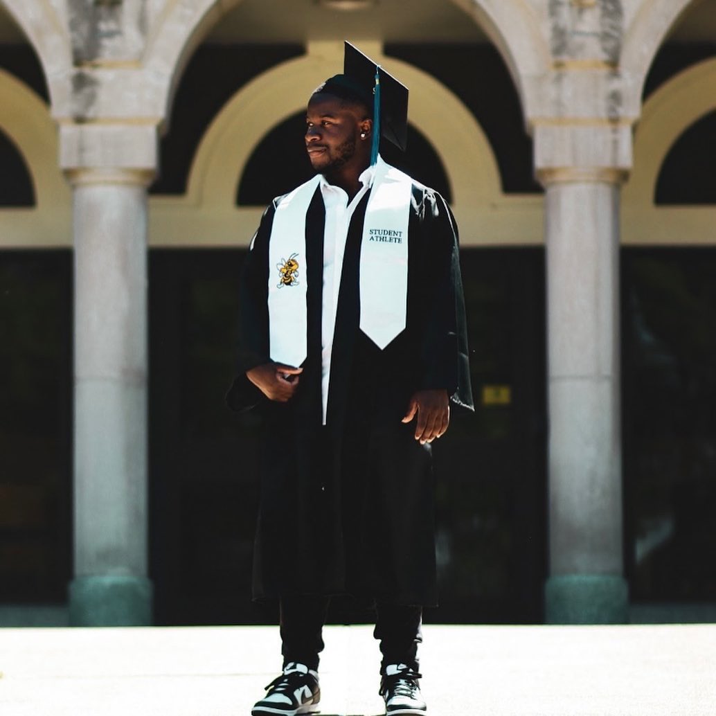 MotionManQ1's tweet photo. Beat the odds when they was all stacked against me I’m the golden child fr ⭐️👨🏾‍🎓 #collegegraduate 
•
📸: @geev2.studios https://t.co/JaxmVETkJI