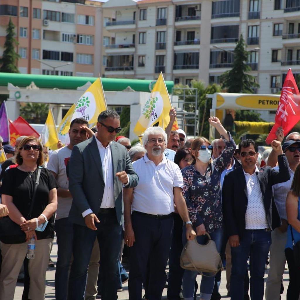Balıkesir Edremit de  CHP ilçe başkanlığı Canan Kaftancıoğlu’na destek için basın açıklaması yapıyor.  CHP’den çok HDP‘nin bayrakları var.. 
Artık ortaklıklarını gizlemiyorlar…