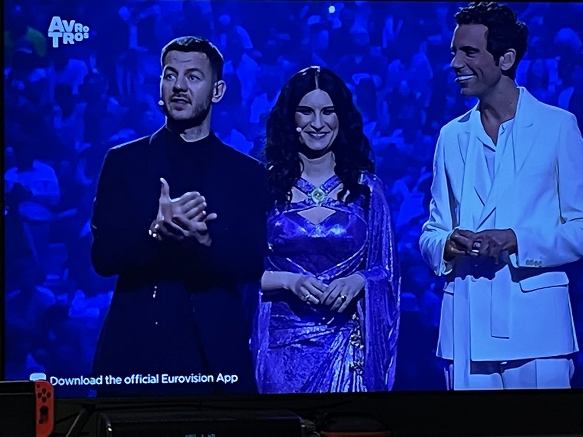 Heeeee Morticia Addams presenteert #ESC2022 #ESF22