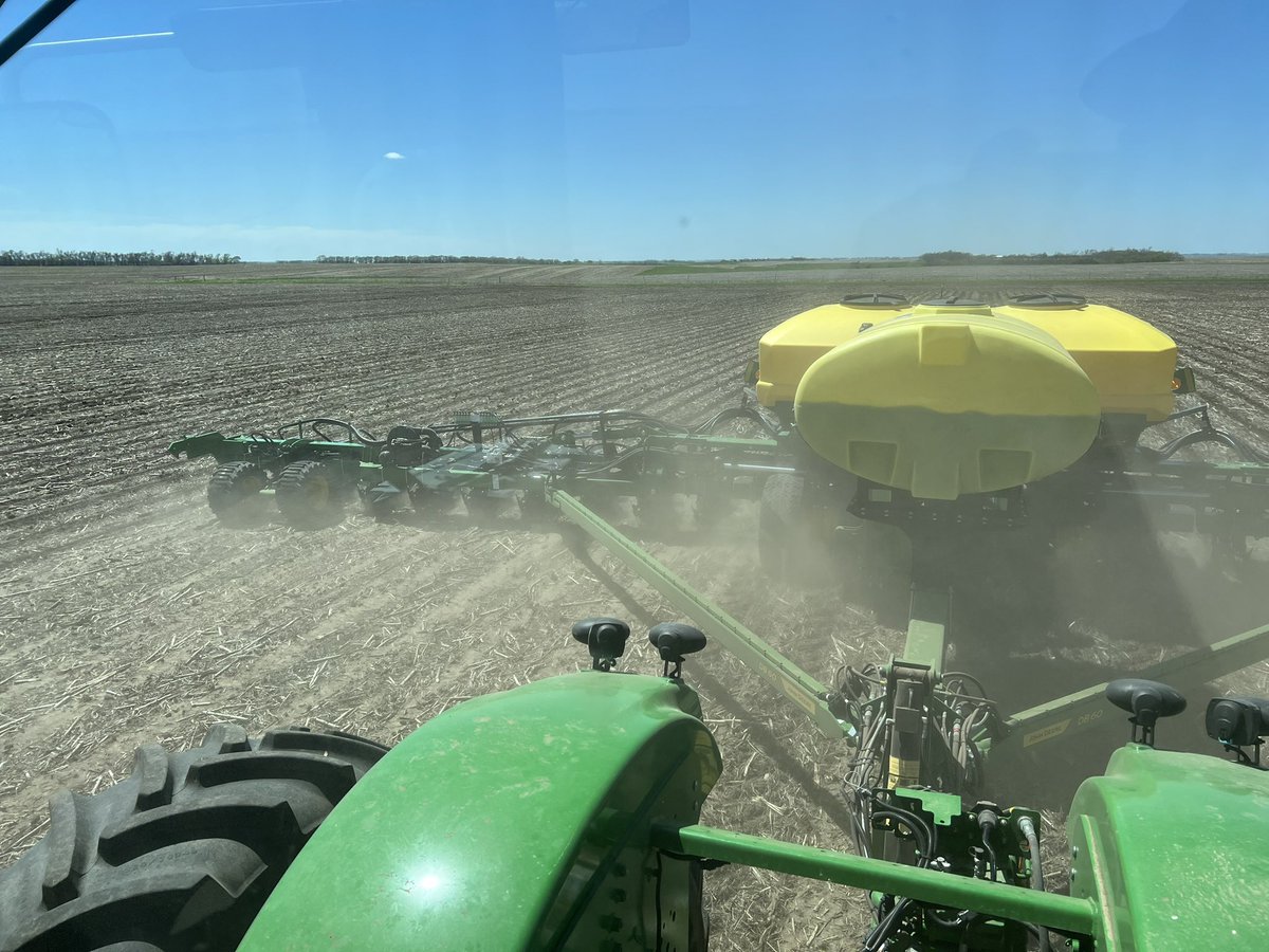 ChrisNickeson's tweet photo. Are you even planting if it’s not on twitter? #Pioneer9492 #JohnDeere https://t.co/KotF77NdYt