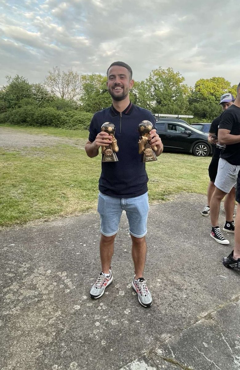 StockwoodGreen's tweet photo. Managers and Players player, @TomEdwards94 💚 https://t.co/caw34KSfnr