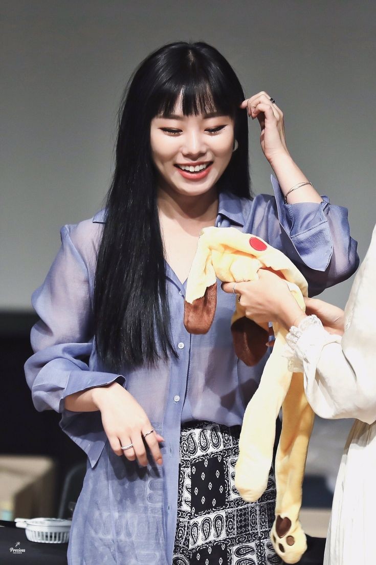 onlyjaneprivate's tweet photo. @Nisarae1 fucking bangs 😫 when she appeared in fanmeeting with bangs, I SINCERELY hoped that they were fake but...REAL BANGS? AGAIN? i always remember her "egotistic" bangs and that makes me sooooo angry https://t.co/uuCAzZsx2t