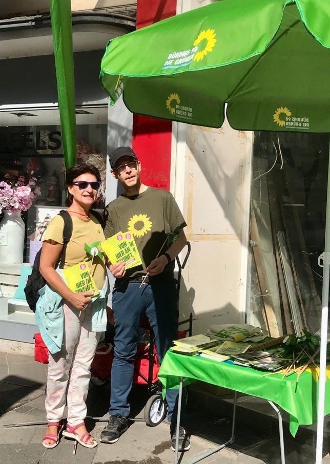 Heute war Wahlkampfendspurt! Es war schön zu hören, wie viele Bürger*innen, die wir angesprochen haben, uns schon gewählt hatten (Briefwahl/Wahlamt). Sie sind gut gelaunt mit unseren Blumensamen, Buntstiften oder erfrischender Apfelschorle ins Wahlwochenende gestartet. #ltwnrw22