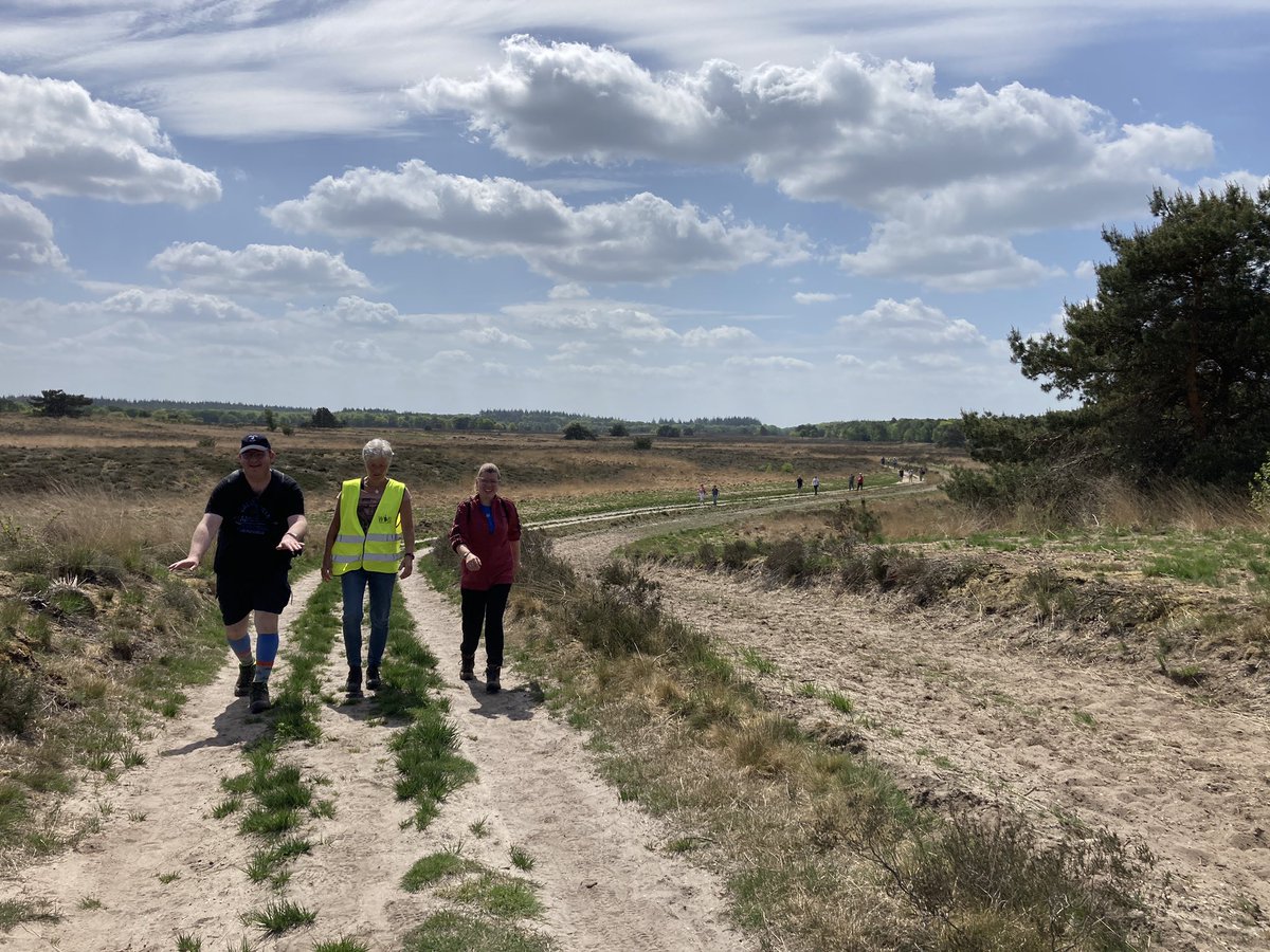 b2gveluwe's tweet photo. Vandaag de laatste grote training ter voorbereiding op het Rondje Ameland. 17 km over de heide in een heerlijk zonnetje met een groep mooie mensen. Wat een topdag en iedereen lijkt er klaar voor. Nog 4 weken en dan mogen we voor het echie op #ameland https://t.co/tT8KucPu4G