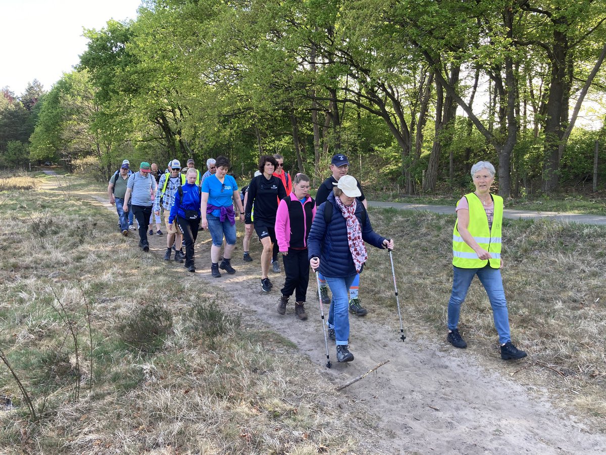 b2gveluwe's tweet photo. Vandaag de laatste grote training ter voorbereiding op het Rondje Ameland. 17 km over de heide in een heerlijk zonnetje met een groep mooie mensen. Wat een topdag en iedereen lijkt er klaar voor. Nog 4 weken en dan mogen we voor het echie op #ameland https://t.co/tT8KucPu4G
