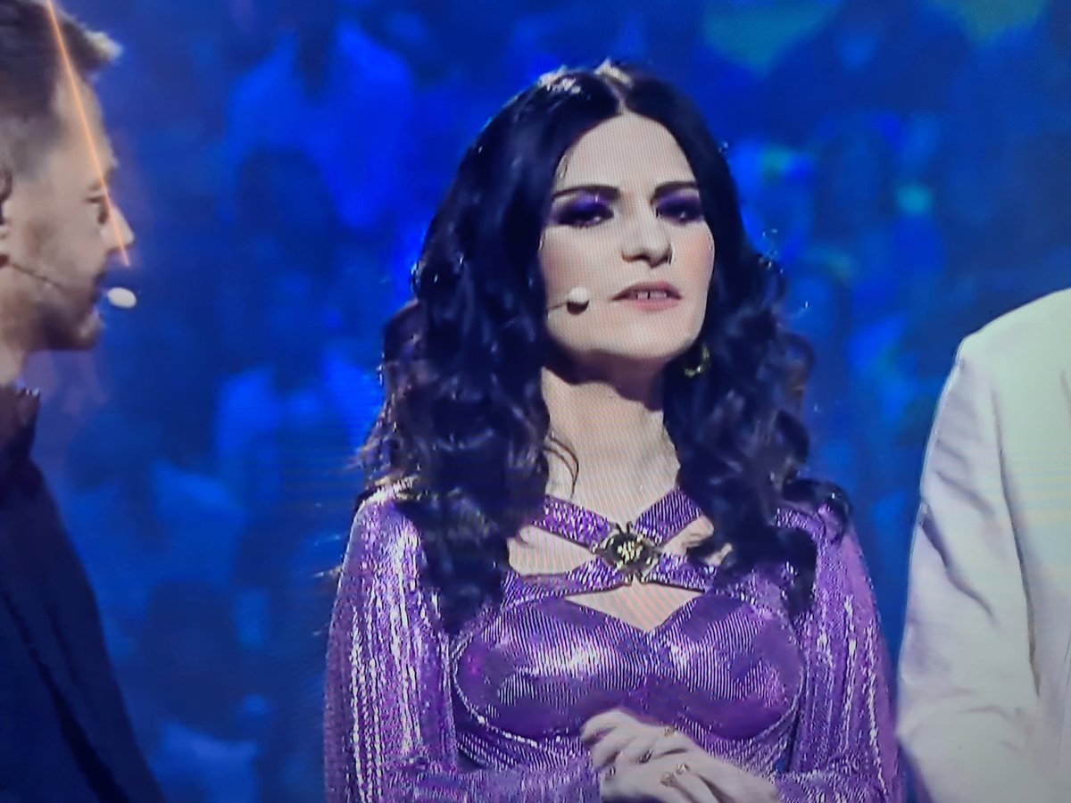 whateva_bro's tweet photo. Šminkanje Ciganki Anita #Eurovision https://t.co/AunH9IH613