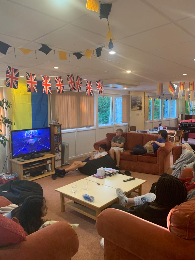 KeswickLbh's tweet photo. Enjoying the Eurovision song contest tonight @KeswickSchUK #iloveboarding https://t.co/KH9T5q0r6i