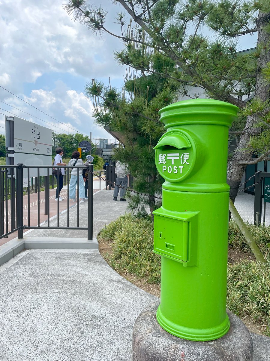 緑のポスト発見！. 大井川鐵道の門出駅 ホームにあるポストが なんと