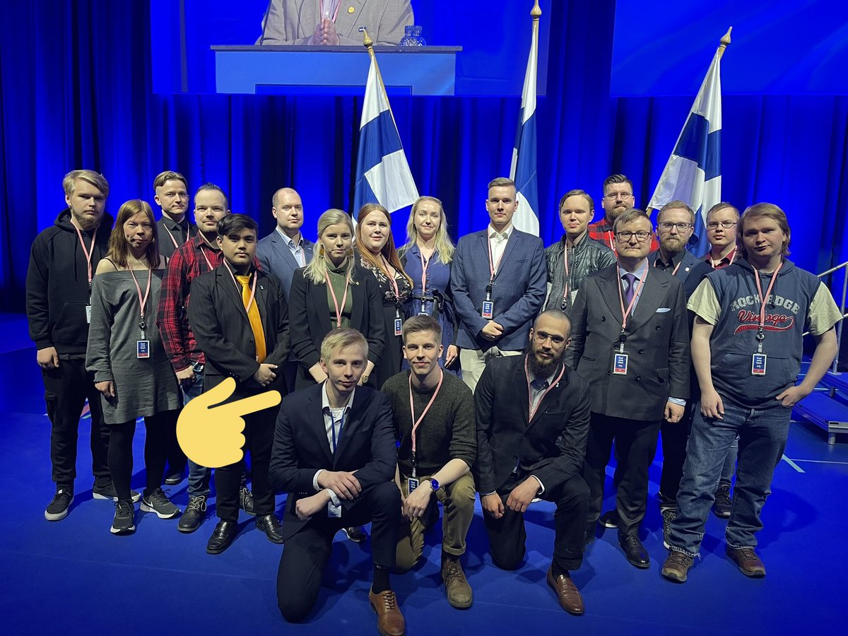 kasvismafioso's tweet photo. #MikoBergbom 2019: "White power!"
Miko Bergbom 2022: "Kansanliike!"
#psnuoret #psnuoriso #rasismi #äärioikeisto #perussuomalaiset https://t.co/8GkQCD354x