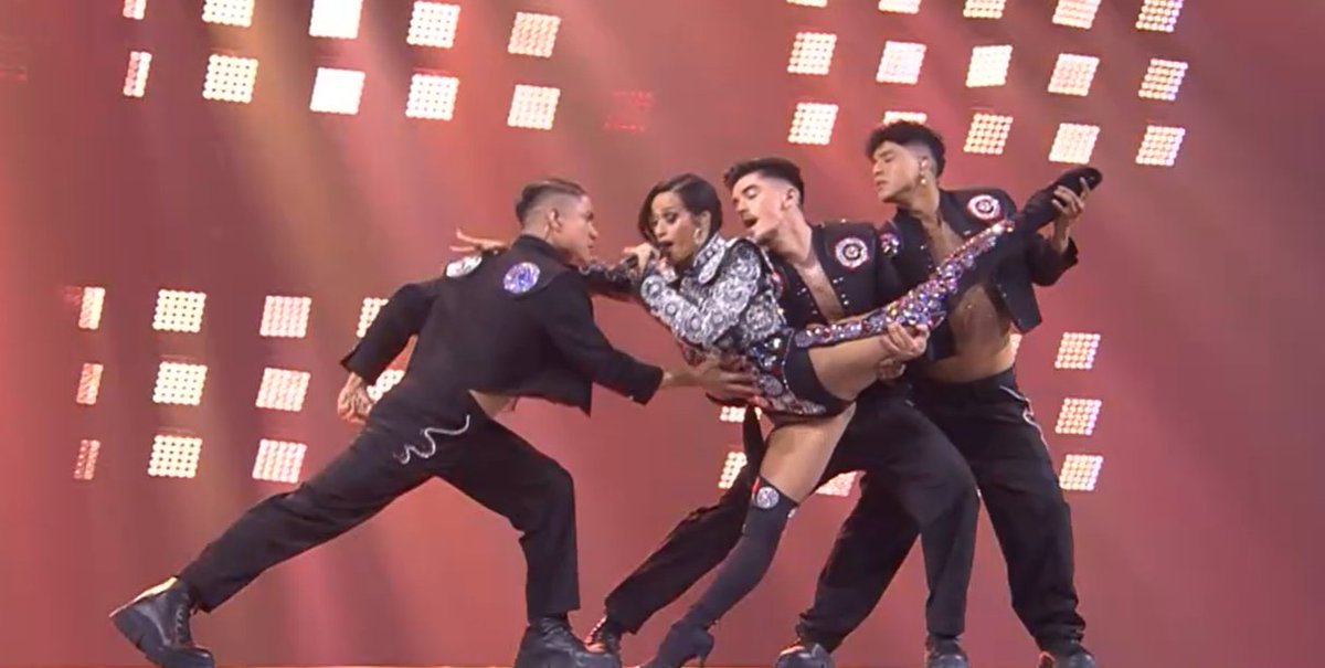 20m's tweet photo. ⭕️ #Directo | ¡Llegó la mamiiii! 🤩🤩🤩 Chanel sube al escenario de Turín para darlo todo con #SloMo.

¡¡¡¡¡¡Se cae Turín!!!!!!! 🔥🔥🔥

Sigue aquí la final de #Eurovision 👉 https://t.co/27B9fiZdwh https://t.co/BvCks0YRjN