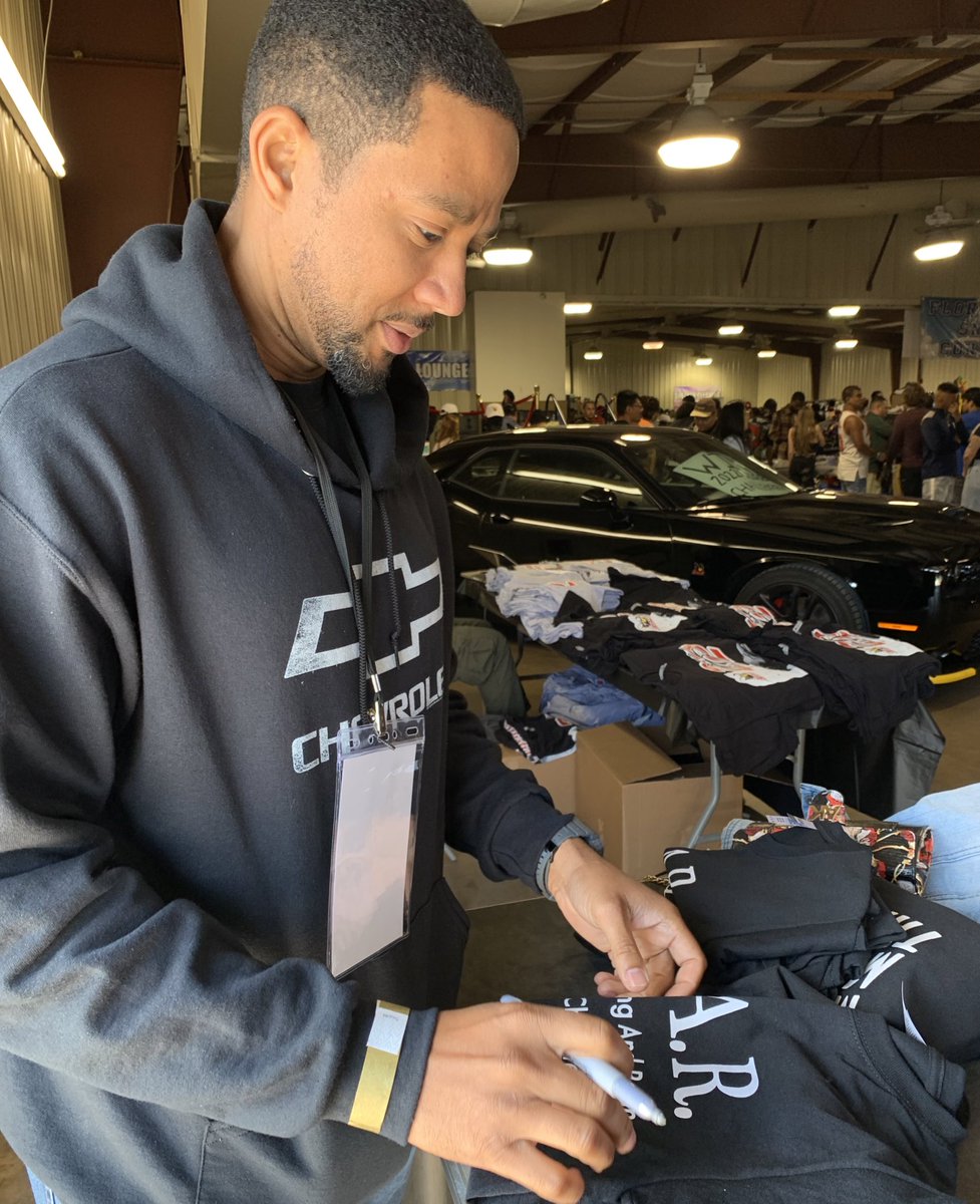 ItsChrisGreene's tweet photo. Signing some of my #GoFear shirts for fans of @QueenOnUSA ! And yes I stay reppin #TeamChevy @chevrolet as well😎
Still crazy the amount of #love I get from this show.
Go to my website to cop a #FEAR shirt!
https://t.co/sNKjJjArgK https://t.co/nPHa3WX4RZ