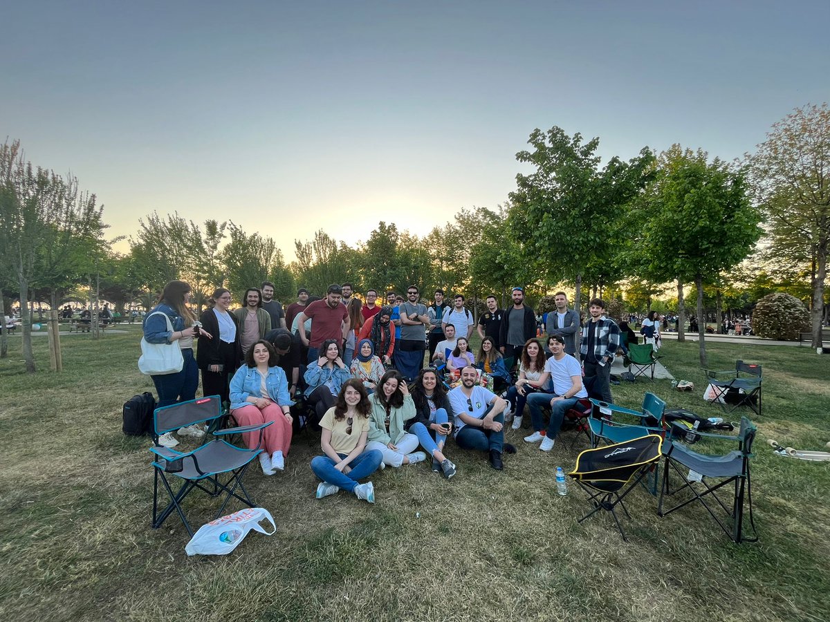 Açık hava yazılımcı buluşmalarımızın ilkini gerçekleştirdik, kesinlikle devamı gelecek 😊 Sandalye ve minderleri kapıp geldiğimiz etkinlikte, temiz havaya güzel sohbetler eşlik etti. 
Katılan herkese bu güzel poz için teşekkürler 🤗