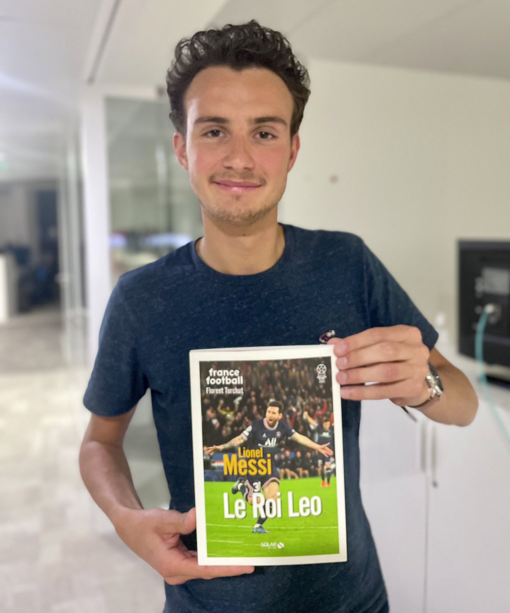 lequipedusoir's tweet photo. 🎁CADEAU🎁

Ce soir @RomainHarent t’offre un livre sur le génie argentin Lionel Messi 🐐🇦🇷

RT + FOLLOW @lequipedusoir 
Choisis ton chroniqueur juste en dessous👇#EDS https://t.co/E9MhVCiynD
