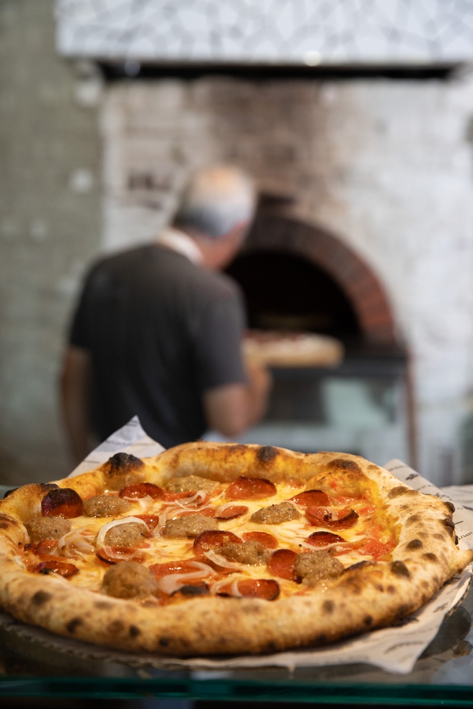 Come enjoy the freshest dough and the finest ingredients! Crispelli's authentic Italian thin crust and Detroit style deep dish are delectable and just minutes away. 🍕