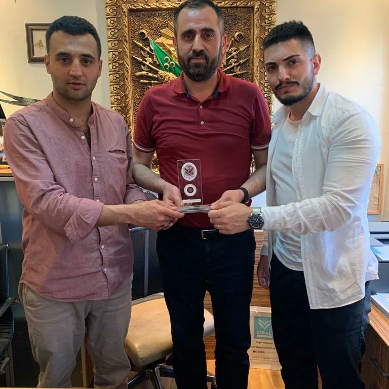devaliyye34's tweet photo. İl Başkanımız Sayın Serdar ERSOY makamında, Ankara il Başkan yardımcısı Sayın Ali ERYÜREK,  Etimesgut ilçe Başkanımız Sayın Taha BACAK kıymetli misafirlerimiz, gelecek vaat eden çok kıymetli gençlerimiz ile birlikte nezaket ziyaretinde bulunarak plaket  taktiminde bulunmuşlardır. https://t.co/fO9ut8Up1l