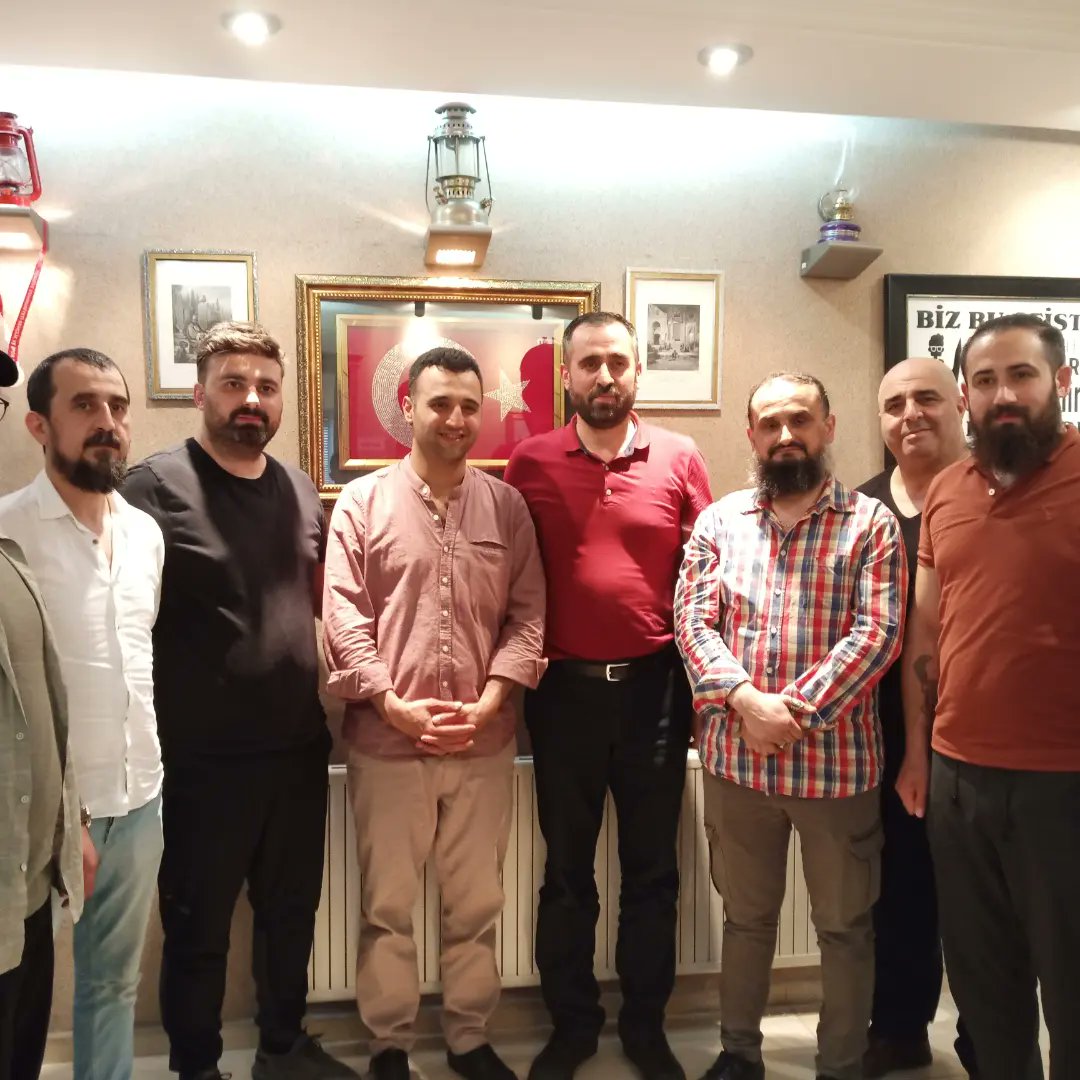 devaliyye34's tweet photo. İl Başkanımız Sayın Serdar ERSOY makamında, Ankara il Başkan yardımcısı Sayın Ali ERYÜREK,  Etimesgut ilçe Başkanımız Sayın Taha BACAK kıymetli misafirlerimiz, gelecek vaat eden çok kıymetli gençlerimiz ile birlikte nezaket ziyaretinde bulunarak plaket  taktiminde bulunmuşlardır. https://t.co/fO9ut8Up1l