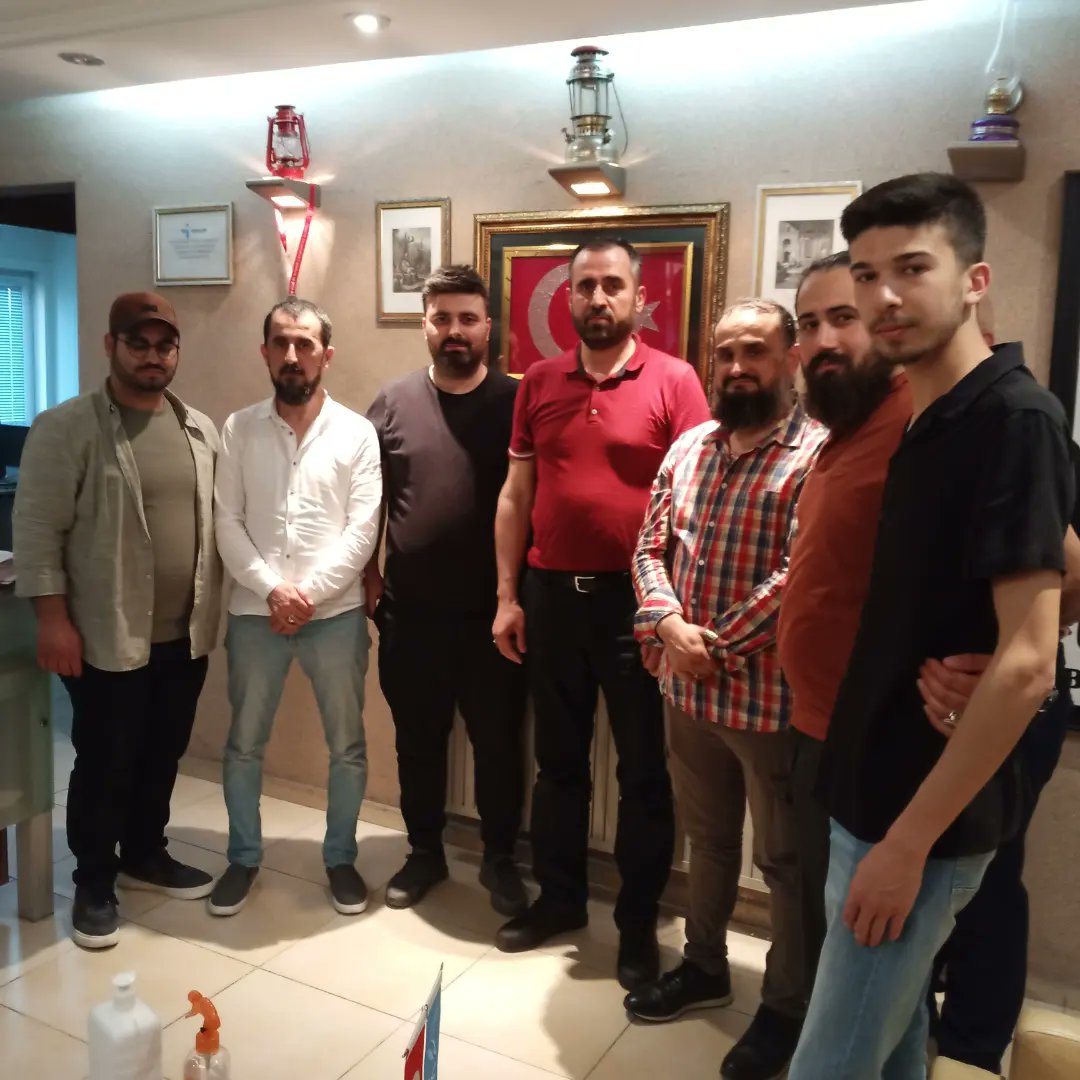 devaliyye34's tweet photo. İl Başkanımız Sayın Serdar ERSOY makamında, Ankara il Başkan yardımcısı Sayın Ali ERYÜREK,  Etimesgut ilçe Başkanımız Sayın Taha BACAK kıymetli misafirlerimiz, gelecek vaat eden çok kıymetli gençlerimiz ile birlikte nezaket ziyaretinde bulunarak plaket  taktiminde bulunmuşlardır. https://t.co/fO9ut8Up1l