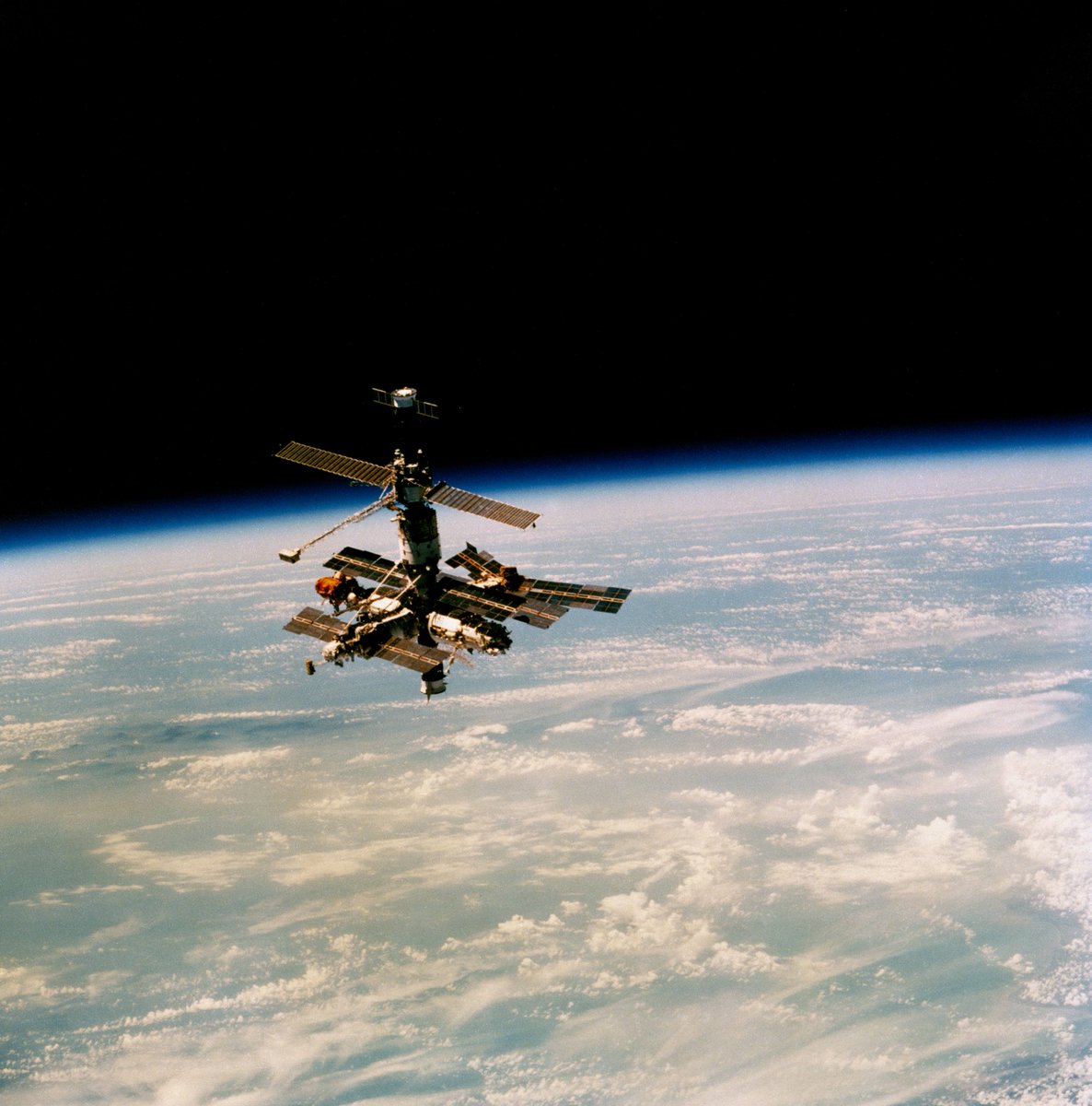 SpaceAboveUs's tweet photo. New episode! STS-79 was delayed by some SRB trouble, but once the countdown started everything went nice and smoothly. Time to deliver John Blaha to Mir and bring Shannon Lucid home after more than six months in space! https://t.co/iuKRpnthrV #STS79 1/4 https://t.co/C6iE4nHMB7