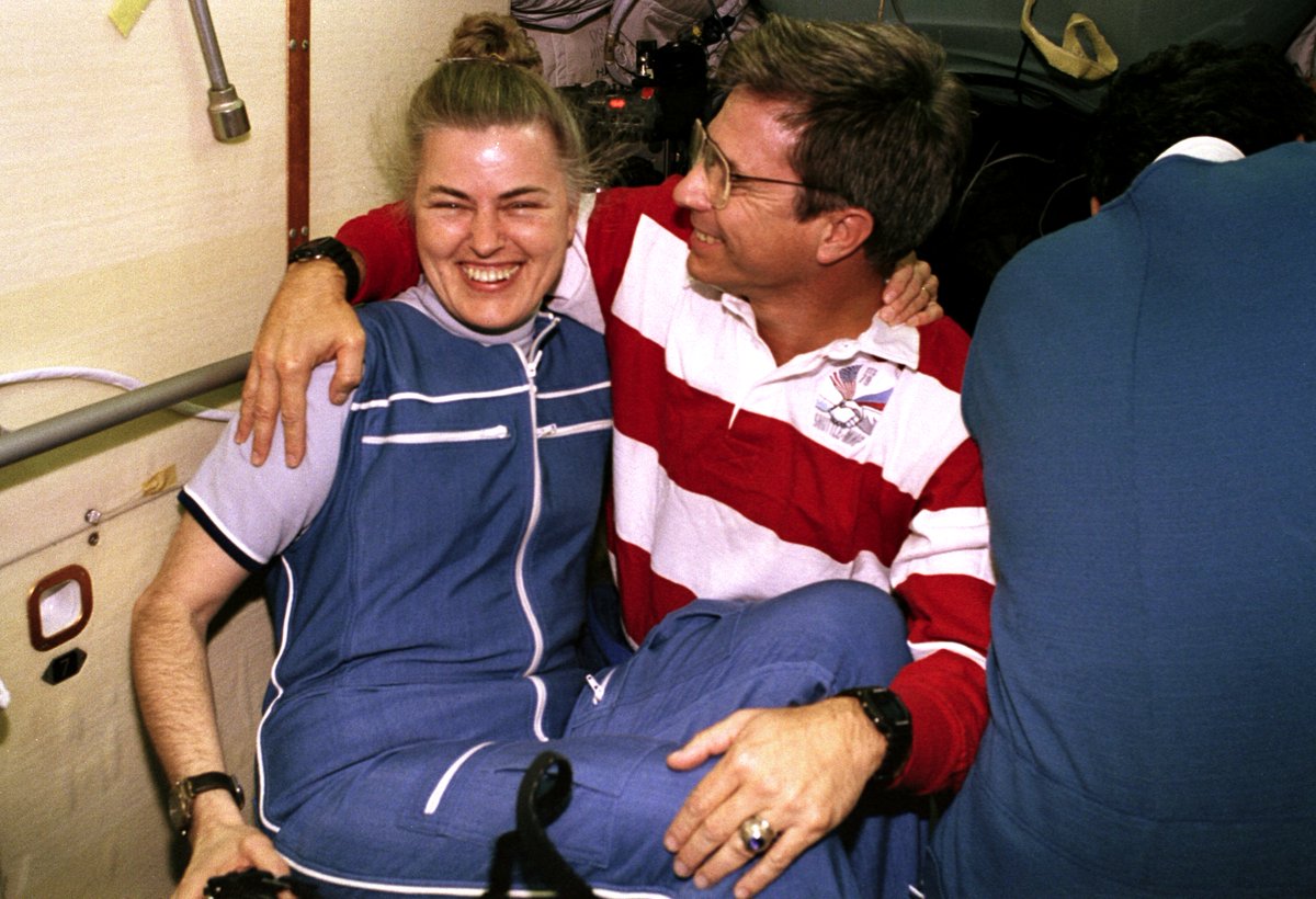 SpaceAboveUs's tweet photo. New episode! STS-79 was delayed by some SRB trouble, but once the countdown started everything went nice and smoothly. Time to deliver John Blaha to Mir and bring Shannon Lucid home after more than six months in space! https://t.co/iuKRpnthrV #STS79 1/4 https://t.co/C6iE4nHMB7