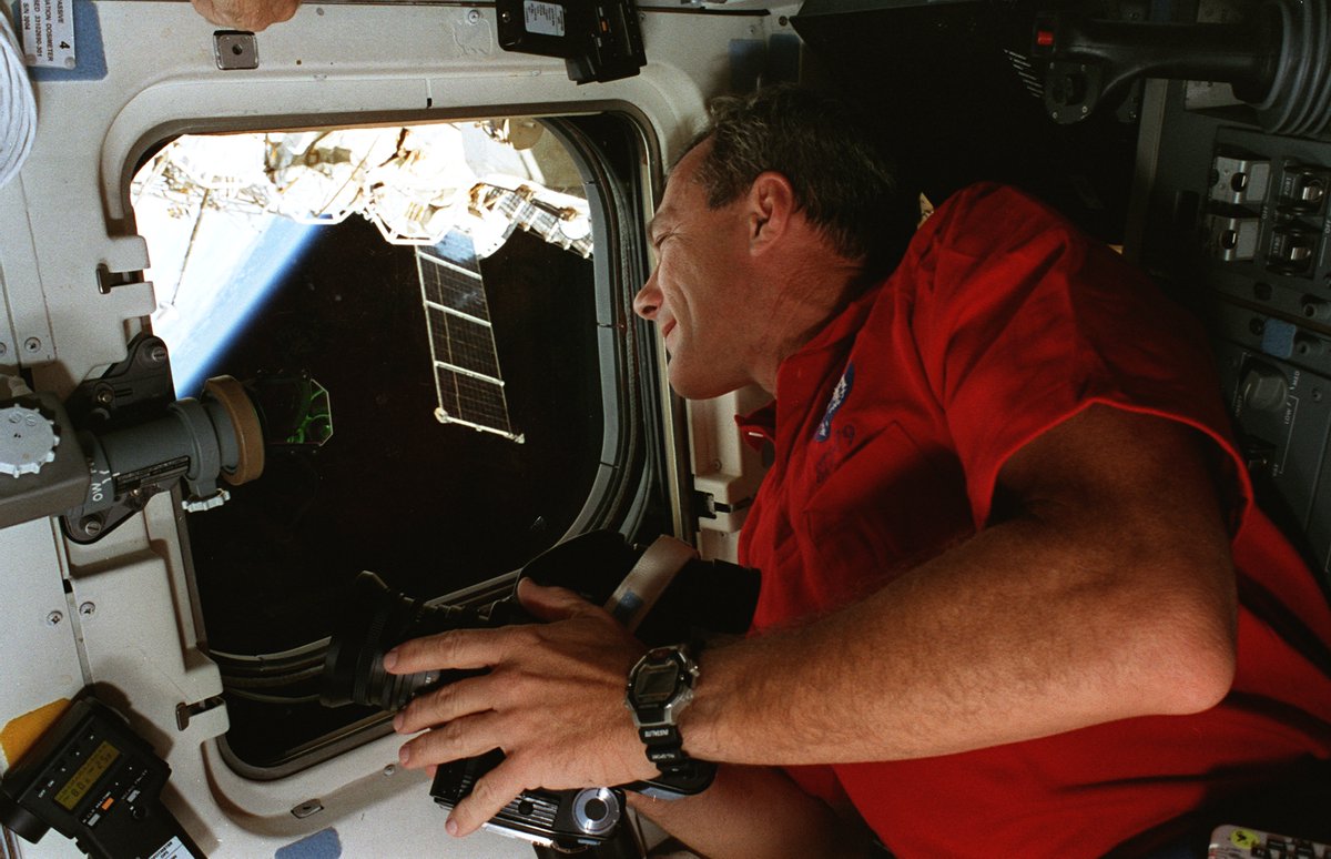 SpaceAboveUs's tweet photo. New episode! STS-79 was delayed by some SRB trouble, but once the countdown started everything went nice and smoothly. Time to deliver John Blaha to Mir and bring Shannon Lucid home after more than six months in space! https://t.co/iuKRpnthrV #STS79 1/4 https://t.co/C6iE4nHMB7