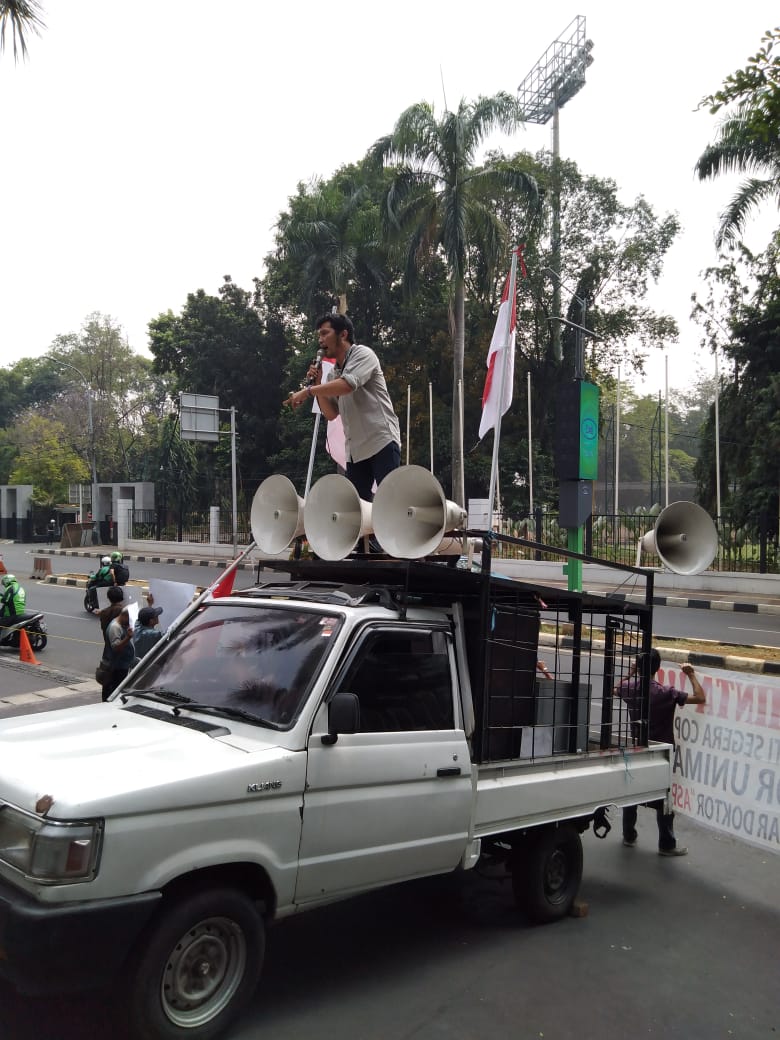 Nicho_Silalahi's tweet photo. Pernah berjuang untuk membubarkan Kemendikti terkait masalah Rektor Unima, Puji Tuhan Kemendikti di bubarkan meski salah satu dari kami harus terpenjara. Perjuangan itu tidak selamanya indah tapi disana bersemayam aral melintang. 😁 https://t.co/RSmHehRxcd
