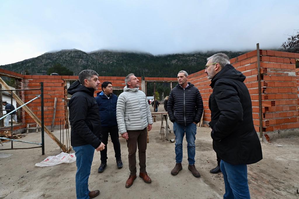 SIEPChubut's tweet photo. 🏥Avanzamos en la ampliación del Hospital Rural de Lago Puelo.

✅Superficie nueva: 1.580 m2.
✅Superficie a refaccionar: 387 m2

➡️Esta mañana el ministro de Infraestructura, Gustavo Aguilera, acompañó al gobernador @arcionimariano en el recorrido de la obra. https://t.co/V9P8FxK9hK