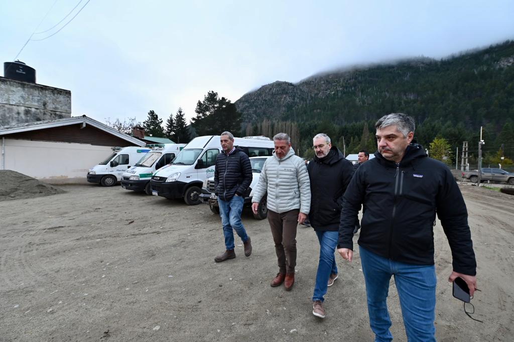 SIEPChubut's tweet photo. 🏥Avanzamos en la ampliación del Hospital Rural de Lago Puelo.

✅Superficie nueva: 1.580 m2.
✅Superficie a refaccionar: 387 m2

➡️Esta mañana el ministro de Infraestructura, Gustavo Aguilera, acompañó al gobernador @arcionimariano en el recorrido de la obra. https://t.co/V9P8FxK9hK