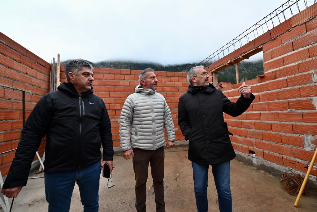 SIEPChubut's tweet photo. 🏥Avanzamos en la ampliación del Hospital Rural de Lago Puelo.

✅Superficie nueva: 1.580 m2.
✅Superficie a refaccionar: 387 m2

➡️Esta mañana el ministro de Infraestructura, Gustavo Aguilera, acompañó al gobernador @arcionimariano en el recorrido de la obra. https://t.co/V9P8FxK9hK