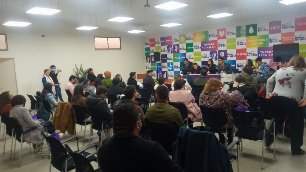 HeliaMolina_M's tweet photo. ✊🏻El futuro de la política está en los jóvenes! Les deseo el mayor de los éxitos al #ConsejoNacional de la @JPPD_CHILE. Ustedes son la renovación, la fuerza, y que los Acuerdos de este Consejo reflejen el compromiso por un Chile mejor. Un gran abrazo 🥰 @PPD_Chile #jppd https://t.co/RehwwO2lQR