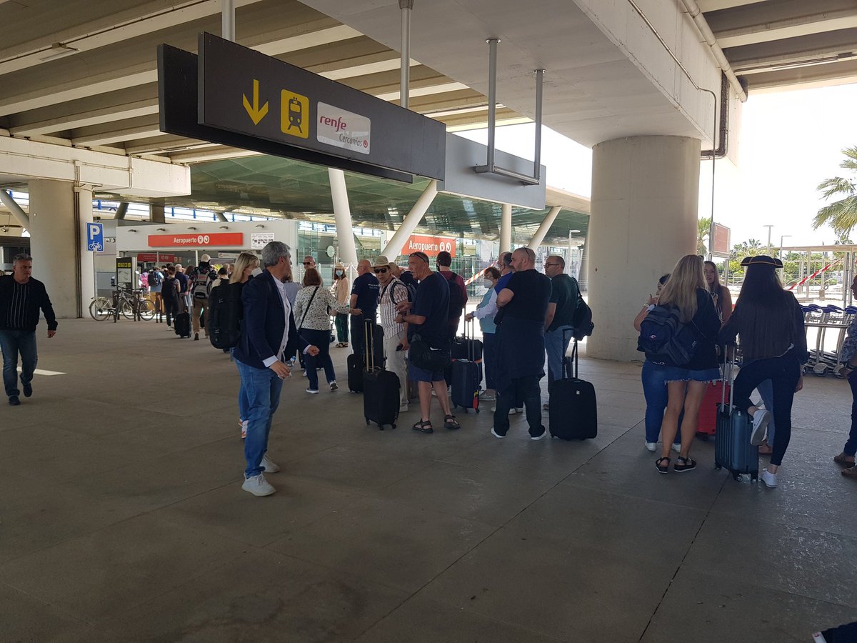 Aeropuerto de Málaga <a href="/aena/">Aena</a>, sábado 14/05 a las 12:25. <a href="/Renfe/">Renfe</a> maltrata a #Malaga  Una hora para comprar un billete en cercanías. 
<a href="/JuanMa_Moreno/">Juanma Moreno</a> <a href="/eliasbendodo/">Elías Bendodo</a> <a href="/turismodemalaga/">Málaga Turismo</a> <a href="/pacodelatorrep/">Paco de la Torre</a> <a href="/TurismoAndaluz/">Turismo Andalucía</a> @JuanMarin_Cs <a href="/MancomunidadCSO/">Mancomunidad Municipios #CostadelSol Occidental</a> <a href="/DiarioSUR/">SUR. El periódico de Málaga</a> <a href="/opiniondemalaga/">La Opinión de Málaga</a> <a href="/malagahoy_es/">Málaga Hoy</a>