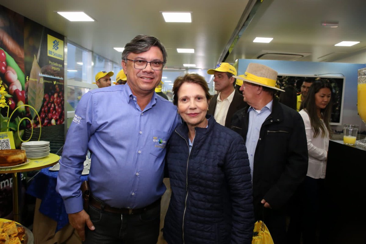 TerezaCrisMS's tweet photo. Parabenizo o Sindicato Rural de Dourados pela organização do evento. Não pude deixar de marcar presença no estande da @caixa para conversar com os colaboradores. Sigo pelo #meuMS para conhecer de pertinho os desafios e potencial de cada região. Próxima parada: Naviraí! https://t.co/2mC70eqCJH
