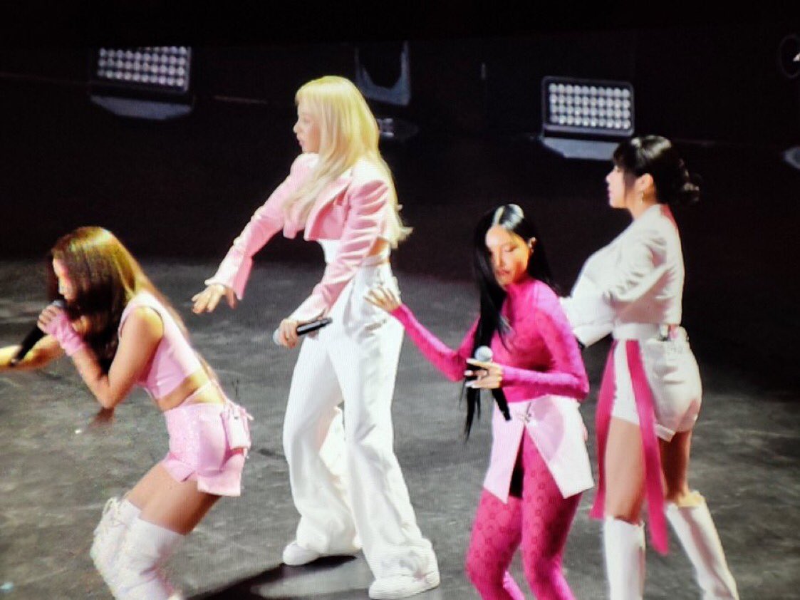 ElRabanoDeMMM's tweet photo. #MAMAMOO #KPOPFLEX 

MAMAMOO cantando y caminando por el escenario, haciendo un performance impecable como si fuera uno de sus tan recordados conciertos de 4 horas🔥

Era de esperarse de las Reinas Vocales❤️ https://t.co/sy498pOrEl