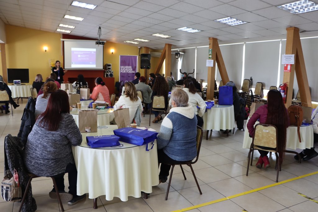 dos_segegob's tweet photo. Nuestra Subdirectora @cami_carrascoh participó en el primer encuentro del proyecto Conectadas ejecutado por la Fundación @PorTodas_Chile que busca fomentar y fortalecer el liderazgo de las mujeres como agente de cambios en sus territorios. https://t.co/bIpp0eHWpF