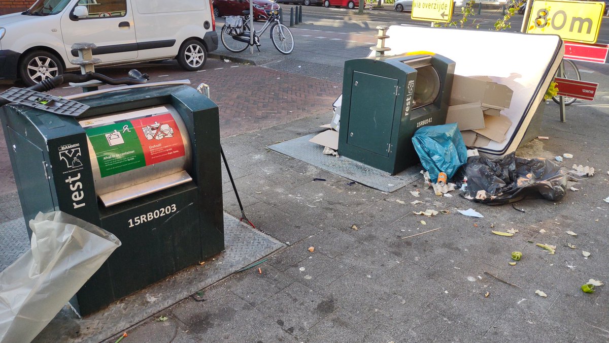 qarachupa's tweet photo. @Mannatje @radilaak @GemeenteDenHaag @bredemeijer @GroenLiesbeth De containers lopen duidelijk weer minder snel vol nu die andere weer open zijn! Jammer dat er dan toch weer iemand zijn zak naast een bruikbare container deponeert. Ik kon het niet aanzien, dus... https://t.co/uTKBRJC6sA