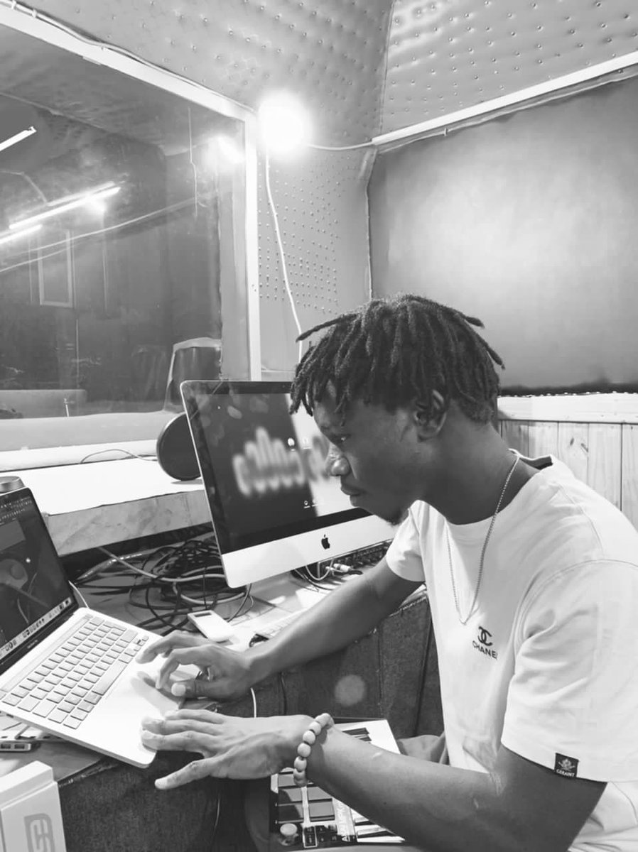 cdalaprod's tweet photo. On fait la même musique
Mais on a pas les même prods
On a les mêmes frigos
Mais rarement les mêmes repas
On a les mêmes voix
Mais jamais les mêmes débats
#Cd_a_la_prod JEFE
#29mais in Light https://t.co/kAVYREUCuM