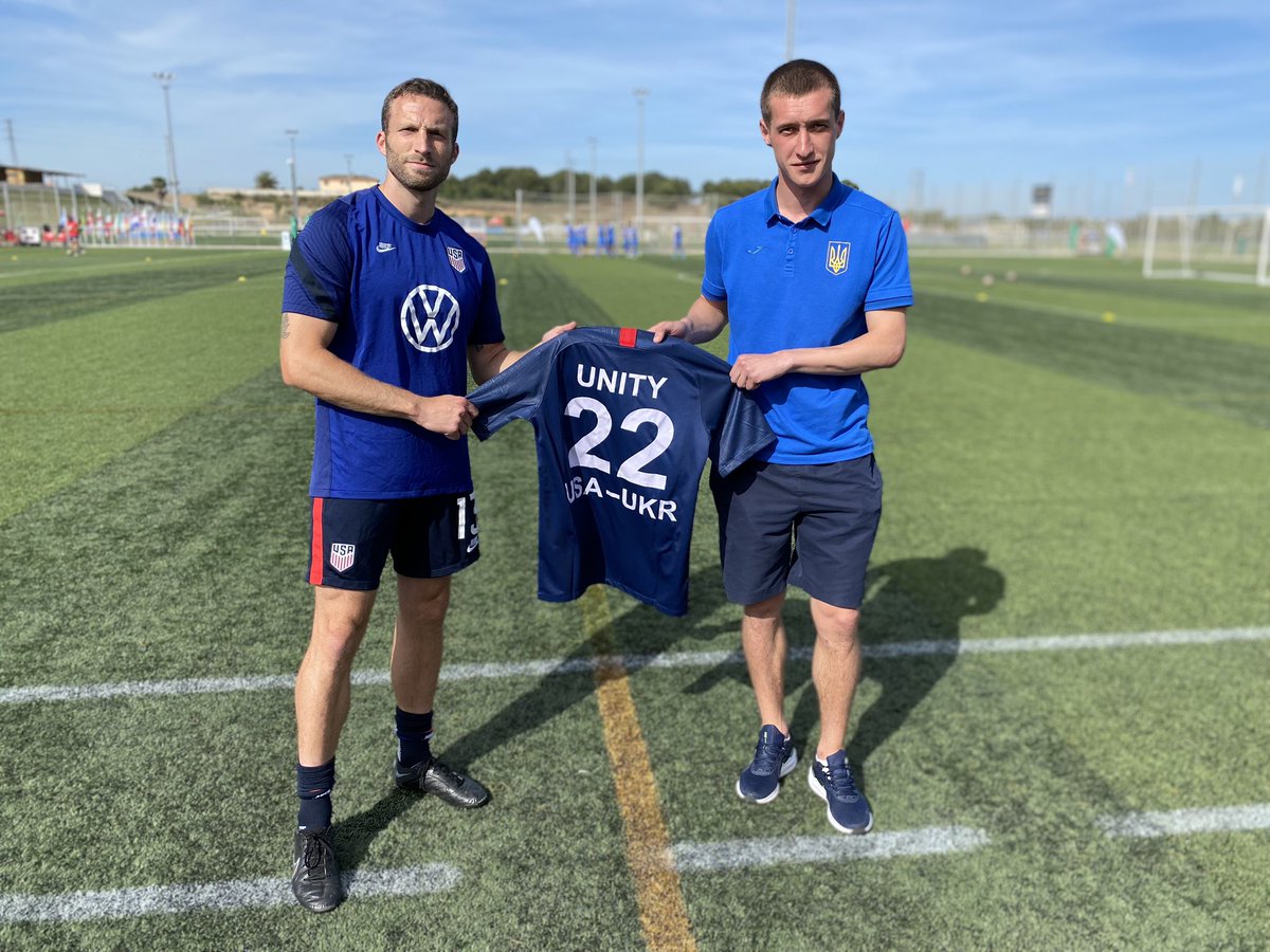 Prior to our semifinal match against Ukraine, #USparaMNT captain <a href="/Jbrunais13/">Josh Brunais</a> presented Ukraine captain Artem Sheremet a U.S. Soccer jersey as a gesture of solidity and friendship 🤝