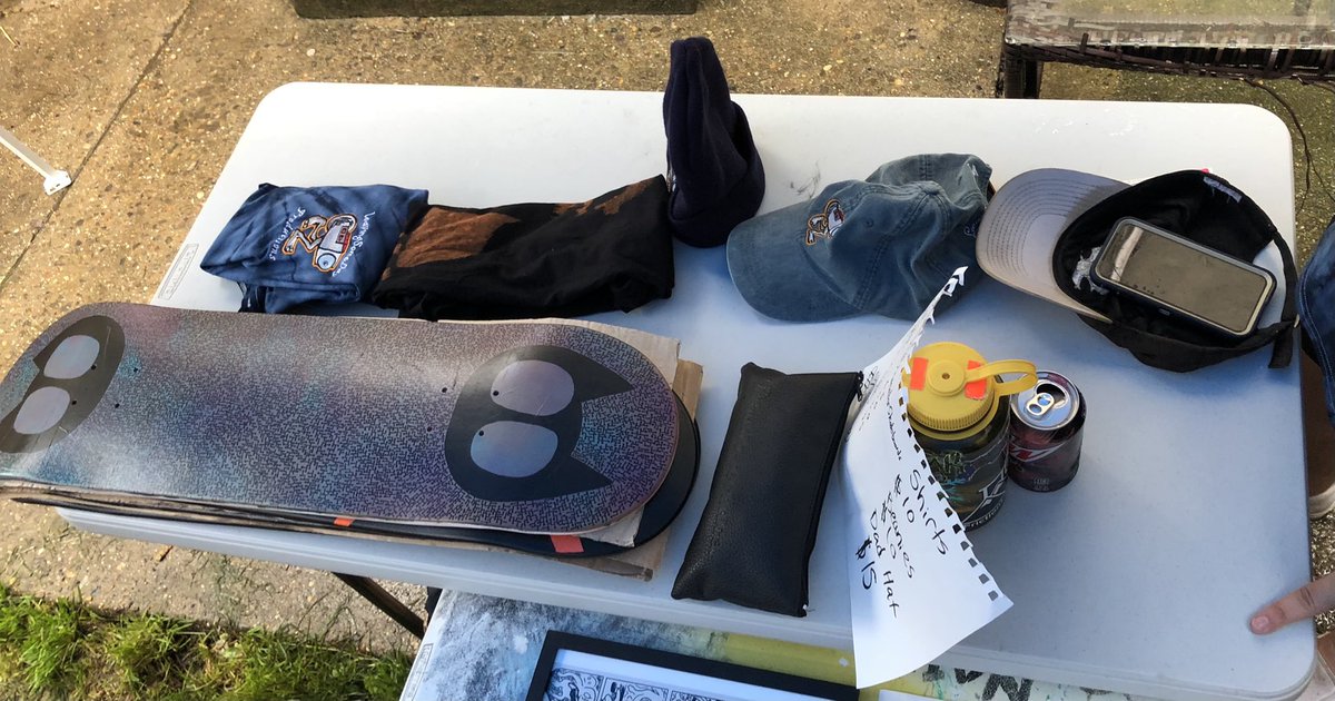 JeanGatorator's tweet photo. At da DIY FLEA MARKET peddling our wares @LeavingSomeDay https://t.co/5Vpv89qvrR