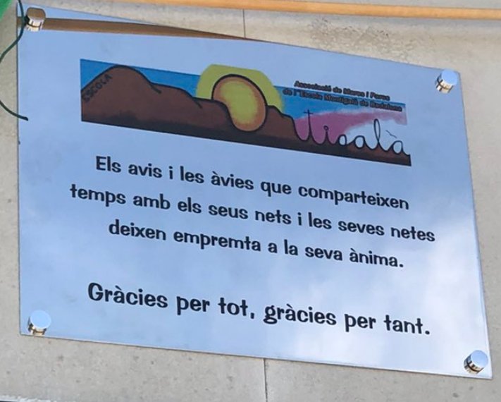 bosko_cat's tweet photo. Dia d'homenatge a la gent gran a @Escolamontigala 
Per tot el que ajuden en el nostre dia a dia,per defensar la nostra escola.Dedicada als que avui hi son i els que van marxar ahir.
Amb aquesta placa a l'entrada de l'escola,volem que els nostres infants els tinguin ben presents https://t.co/QrhTWj4rgN