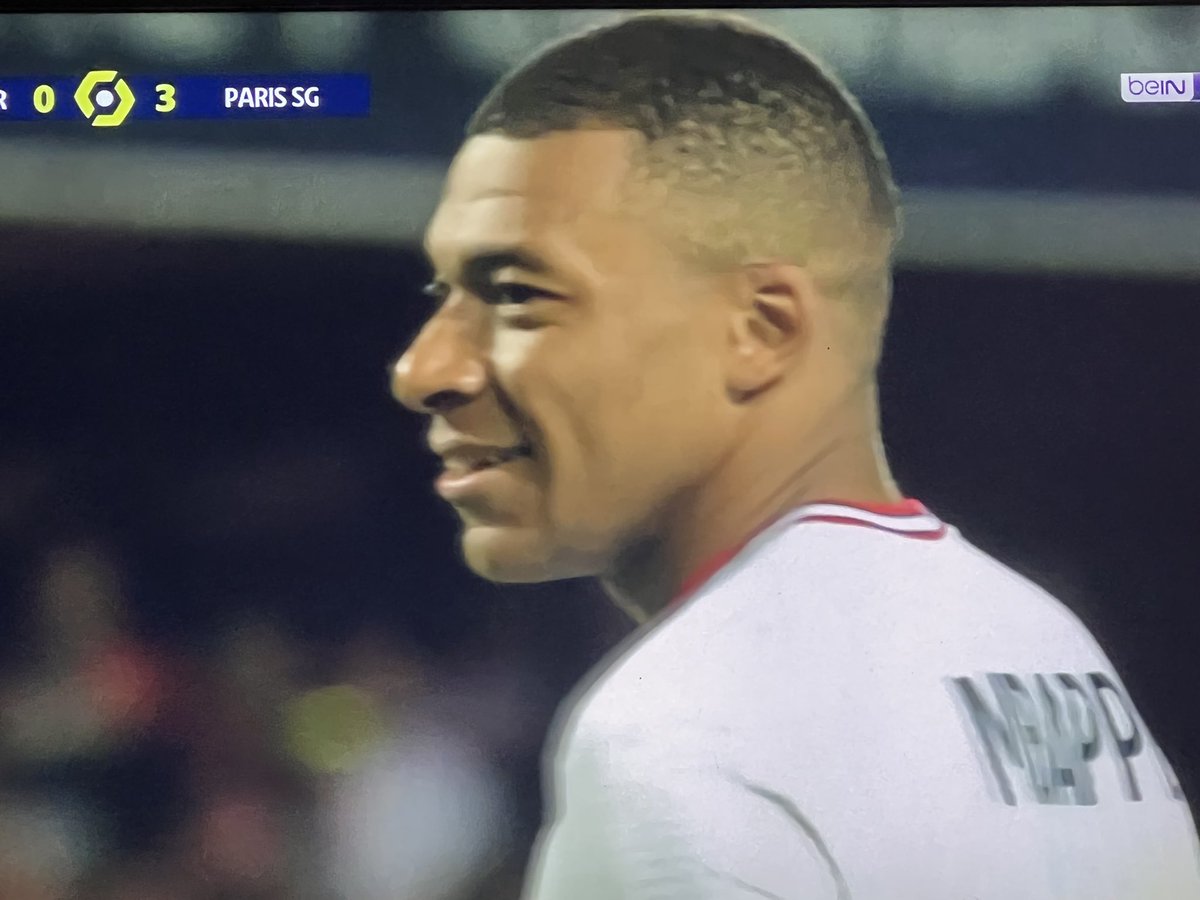 psgcommunity_'s tweet photo. La réponse de Kylian quand on lui envoie des projectiles…….😂 https://t.co/Y6w8Ef40YU