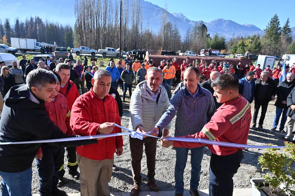 SIEPChubut's tweet photo. Nueva sede para la Brigada de Incendios de Las Golondrinas 👩‍🚒👨‍🚒

➡️El gobernador @arcionimariano inauguró este sábado la nueva base, que fue arrasada en el incendio del 9 de marzo del 2021. 

➡️Además, hizo entrega del proyecto para la segunda etapa de construcción. https://t.co/tG12yDOmEm