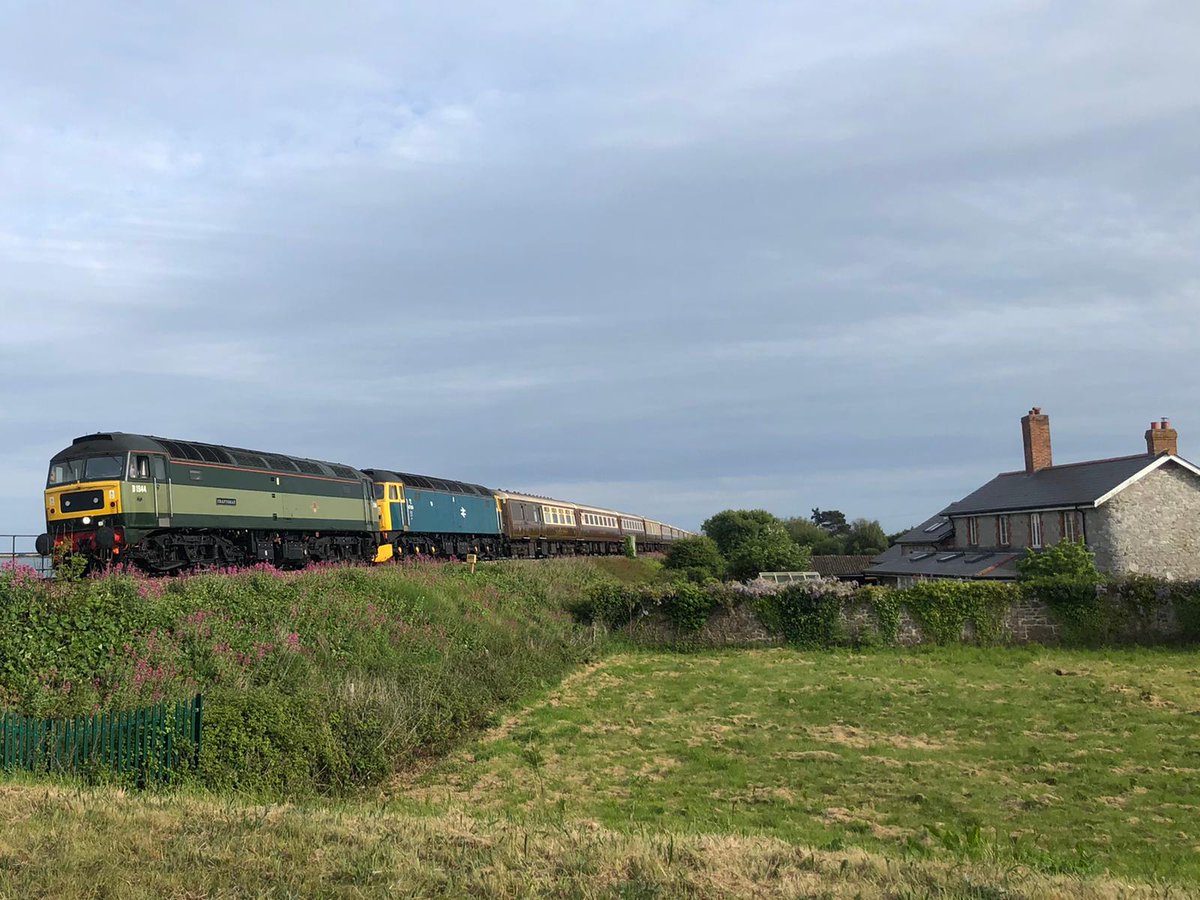 English riviera statesman over Cockwood today. @DawlishBeach #heritagetrain #dieseltrain <a href="/DevonDiesels/">Devon Diesel Society</a>