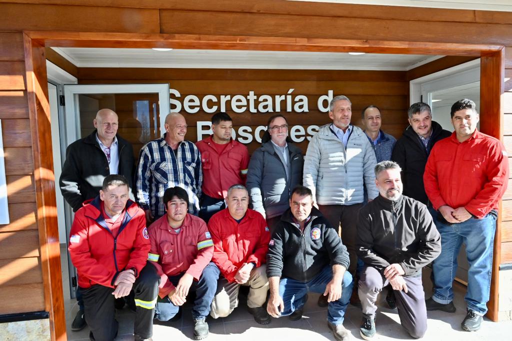 SIEPChubut's tweet photo. Nueva sede para la Brigada de Incendios de Las Golondrinas 👩‍🚒👨‍🚒

➡️El gobernador @arcionimariano inauguró este sábado la nueva base, que fue arrasada en el incendio del 9 de marzo del 2021. 

➡️Además, hizo entrega del proyecto para la segunda etapa de construcción. https://t.co/tG12yDOmEm