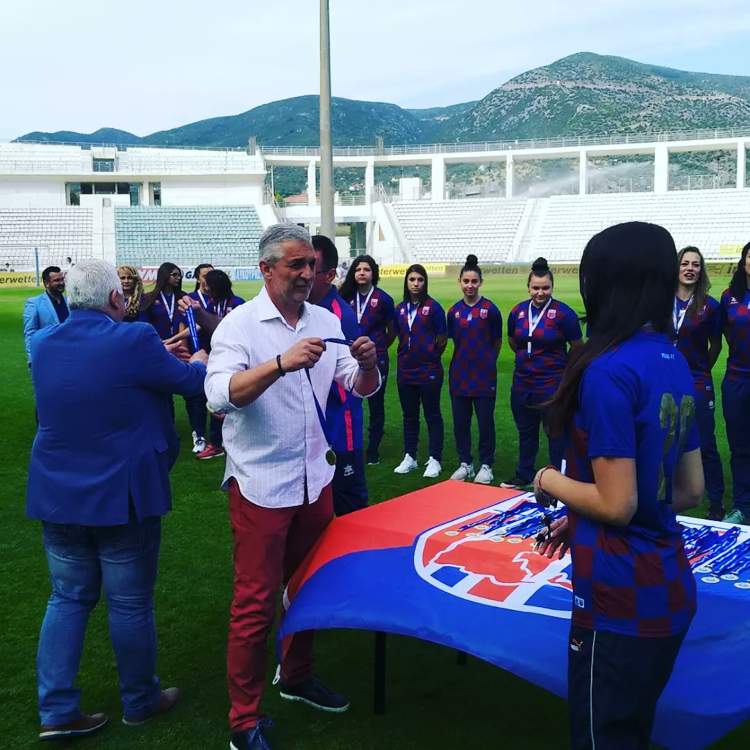 epsthessalias's tweet photo. Το Σάββατο 14/5/2022 ο Πρόεδρος της ΕΠΣΘ κ. Μίλτος Καλόγηρος ως εκπρόσωπος της ΕΠΟ &amp; της Επιτροπής Γυναικείου ποδοσφαίρου βράβευσε την Πρωταθλήτρια 3ου ομίλου της Γ' Εθνικής ΒΟΛΟΣ ΝΠΣ. https://t.co/sgz620wiuE
