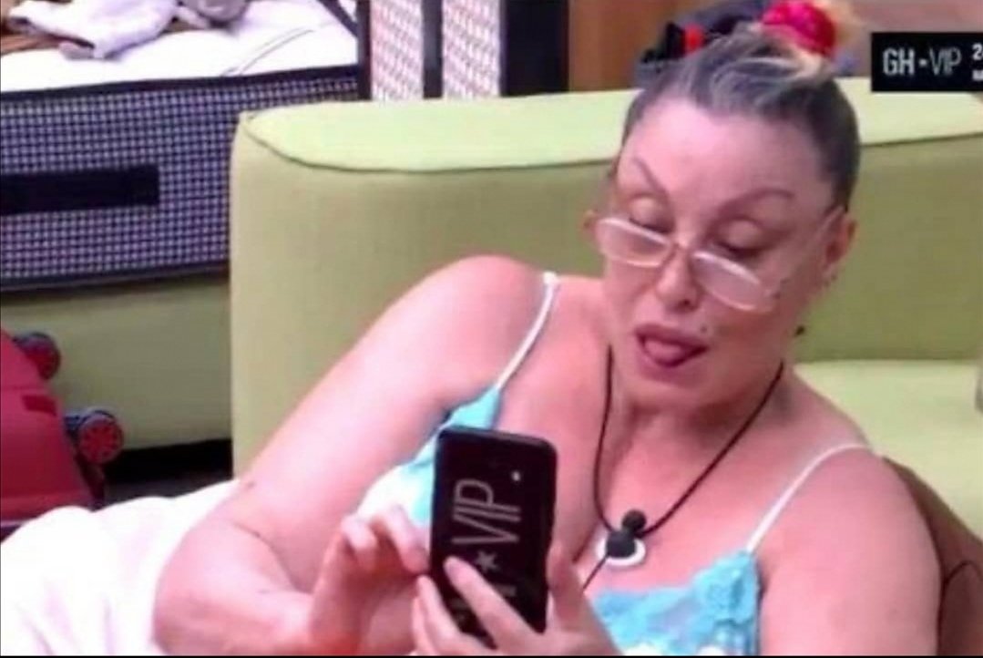 cringosa's tweet photo. yo cuando actúa Chanel VS yo el resto de actuaciones #Eurovision https://t.co/6wFBzX4tDk