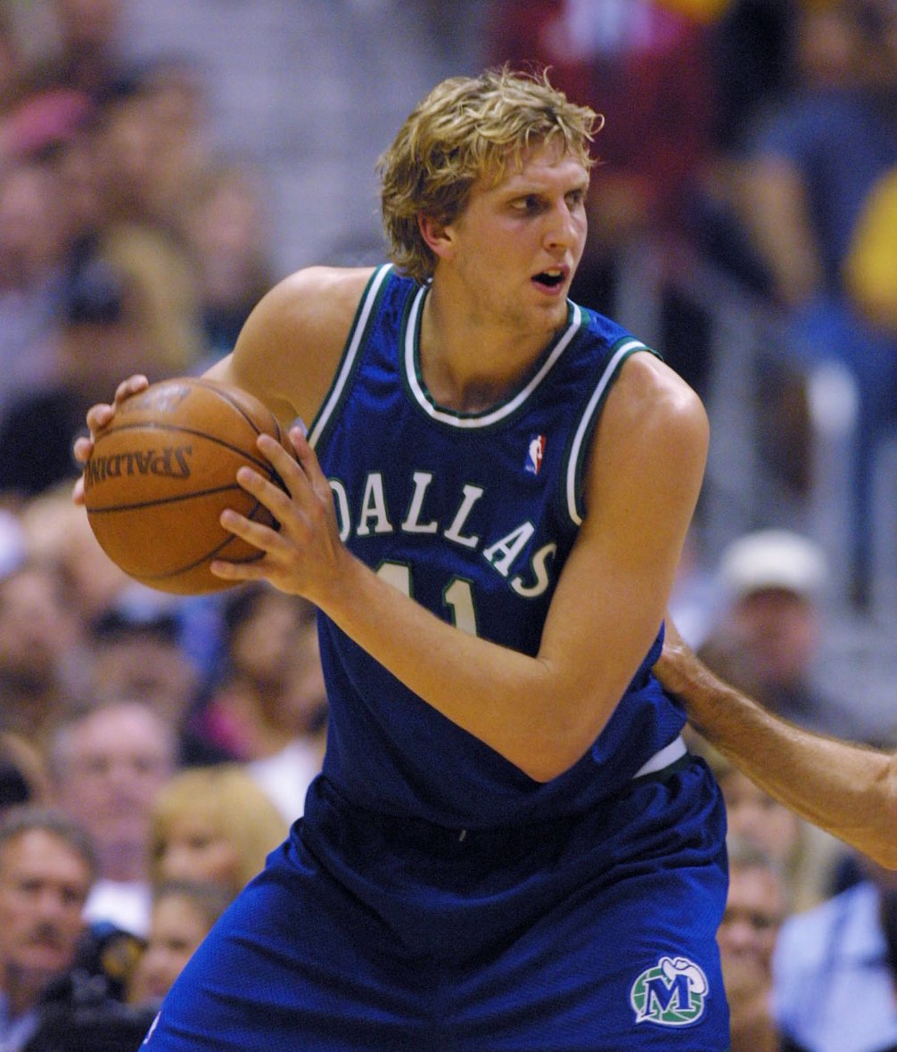 NBA_de's tweet photo. 📅 FLASHBACK: #OTD in 2001 erzielte Dirk Nowitzki 42 PTS, 18 REB & 6 STL in den Conference Halbfinals vs SAS!
Seit Steals ab 1973-74 erfasst werden, bleiben Nowitzki und Michael Jordan die einzigen Spieler mit 40 PTS, 15 REB & 5 STL in einer Playoff-Partie.
@swish41
#DailyDirk https://t.co/PXK2OJjwWa