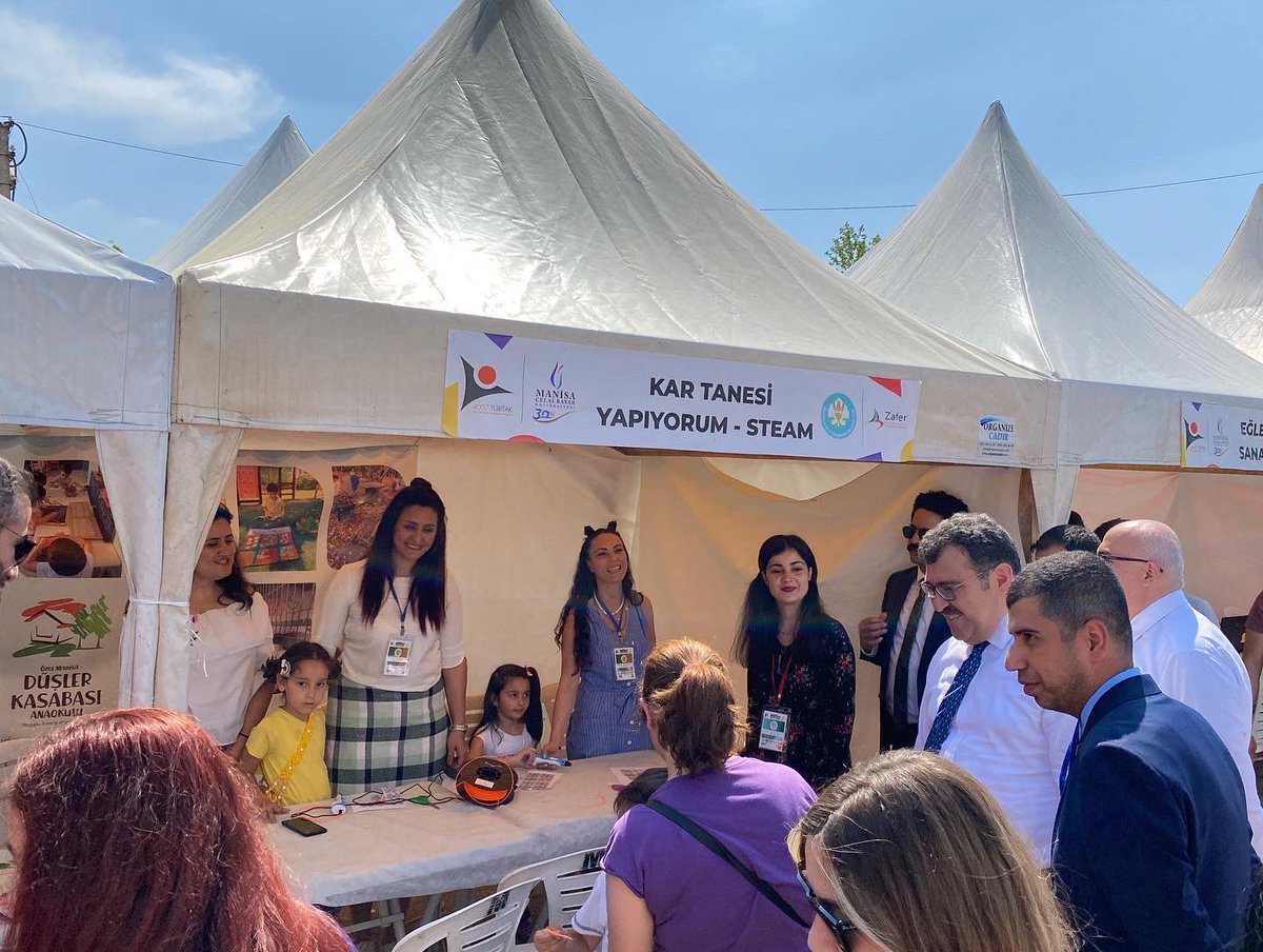 giced2022's tweet photo. TÜBİTAK Başkanı Sayın @ProfHasanMandal Manisa Celal Bayar Üniversitesi Rektörü Sayın  Ahmet ATAÇ, TÜBİTAK 4007 Manisa Bilim Şenliği kapsamında sponsor/paydaş kurum olan Geleceğin İklimi ve Çocuk Eğitimi Derneği (GİÇED) standlarını ziyaret ettiler. 🌿 https://t.co/sdDlMZcYG8
